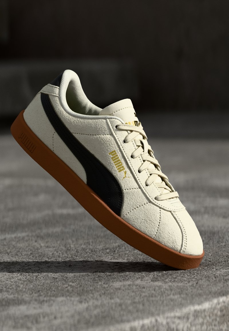 Puma - CLUB II UNISEX - Sporta apavi - alpine snow/black/gold, Palielināt