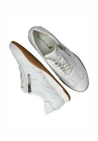 Witte leren sneakers met een gegalvaniseerde afwerking, met een rits aan de zijkant, veters en een bruine rubberen zool. Groene logo aan de binnenkant.