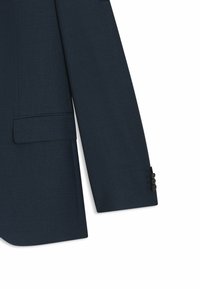 Marinblå kavajärm med subtilt blårutigt mönster, strukturerad form, snedskuren krage, dubbelknappar vid ärmsluten, tillverkad av texturerad tyg.