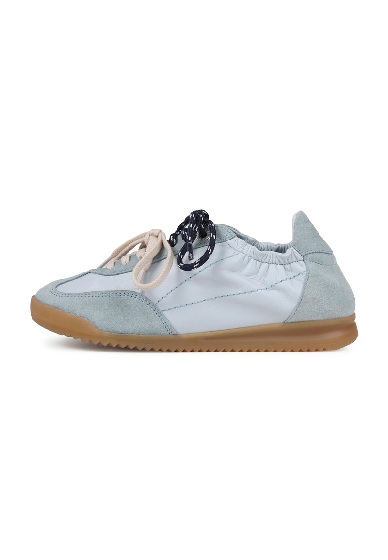 Baskets bleu clair et blanches avec une semelle en caoutchouc marron, des accents en suède et deux lacets de couleurs différentes noués en nœuds.