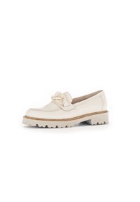 Crème leren loafers met een decoratieve knoopdetail, een gestructureerde zool en een lage blokhak. Voorzien van contrasterende stiksels langs de rand.