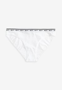 Białe bawełniane majtki bikini z czarnym elastycznym paskiem, na którym w białym kolorze nadrukowane jest "NEXT". Gładka faktura, standardowy krój, minimalistyczny design.