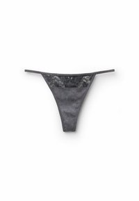 String gris avec un devant en tissu lisse et un insert arrière en dentelle noire. Présente des bretelles fines et un design minimaliste.