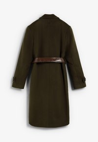 Abrigo de lana verde oliva con un cinturón de cuero marrón patentado, puños abotonados y cuello clásico, mostrado desde atrás.