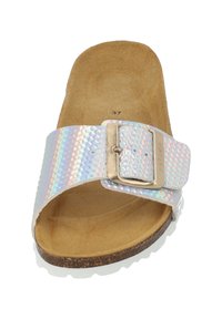 Slidesandale mit holographischem Riemen, strukturiertem Obermaterial, metallicfarbener Schnalle und einer Korksohle für optimalen Komfort. Die Farbpalette umfasst schillerndes Weiß.