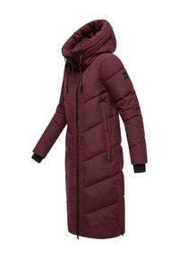Cappotto lungo bordeaux in piumino con colletto alto, chiusura con zip, texture trapuntata e dettagli neri su polsini e zip.