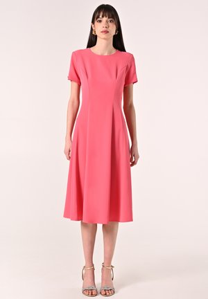 Rosa Midi-Kleid mit kurzen Ärmeln, glatter Textur und A-Linie. Verfügt über einen runden Ausschnitt und fällt knapp unter das Knie.