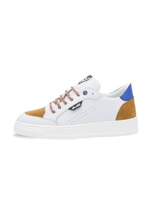 Sneaker bianca bassa con applicazioni in suede marrone su punta e tallone, linguetta posteriore blu, lacci decorati e una targhetta logo nera sul lato.