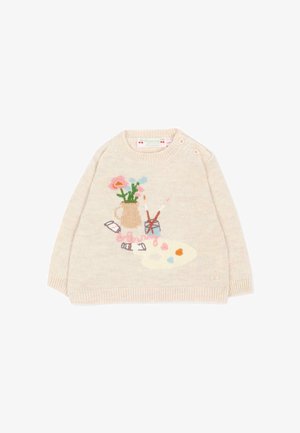 Maglioncino per neonato color crema con un disegno dipinto di fiori in un vaso, pennelli in un barattolo e una tavolozza da artista con macchie di vernice colorate.