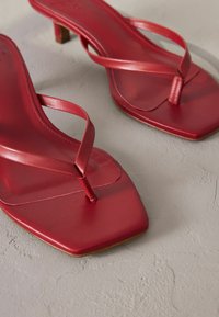 Next SIGNATURE  TOE POST REGULAR FIT - Sandalai su T formos dirželiu - red