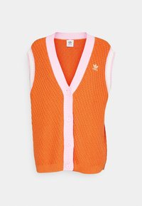 Oranssi neulepaykari ilman hihoja, jossa on vaaleanpunaisia yksityiskohtia ja nappeja, sekä pieni valkoinen Adidas-logo rinnassa.