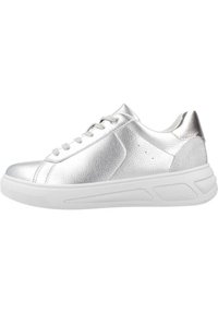 Sneakers metallici argento con finitura texture, suola in gomma bianca, punta rotonda e colletto leggermente imbottito. Lacci grigi chiari.
