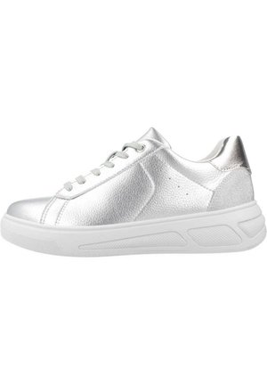 Sneakers metallici argento con finitura texture, suola in gomma bianca, punta rotonda e colletto leggermente imbottito. Lacci grigi chiari.