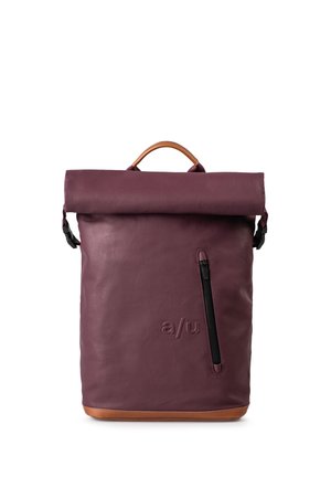 Maronenleder-Rucksack mit einem Roll-Top-Design, einem cognacfarbenen Lederrand am Boden und einer Reißverschlusstasche auf der Vorderseite.