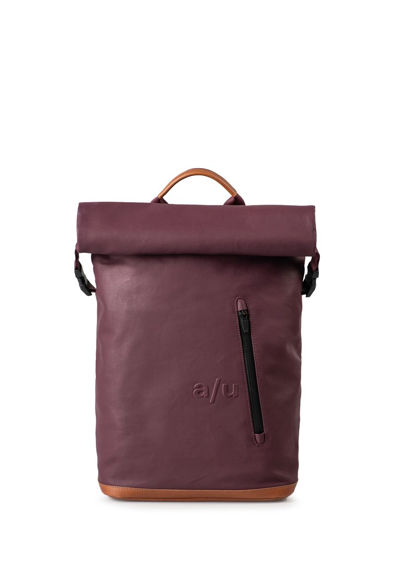 Zaino in pelle color mogano con design a risvolto, una accentuazione in pelle color cuoio nella parte inferiore e una tasca con zip sulla parte frontale.
