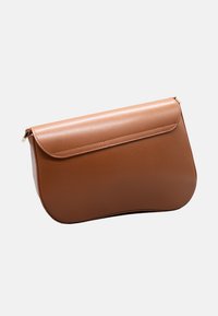 Borsa clutch marrone in ecopelle con fondo arrotondato e patta sovrapposta. Presenta una texture liscia e dettagli di cuciture sottili.