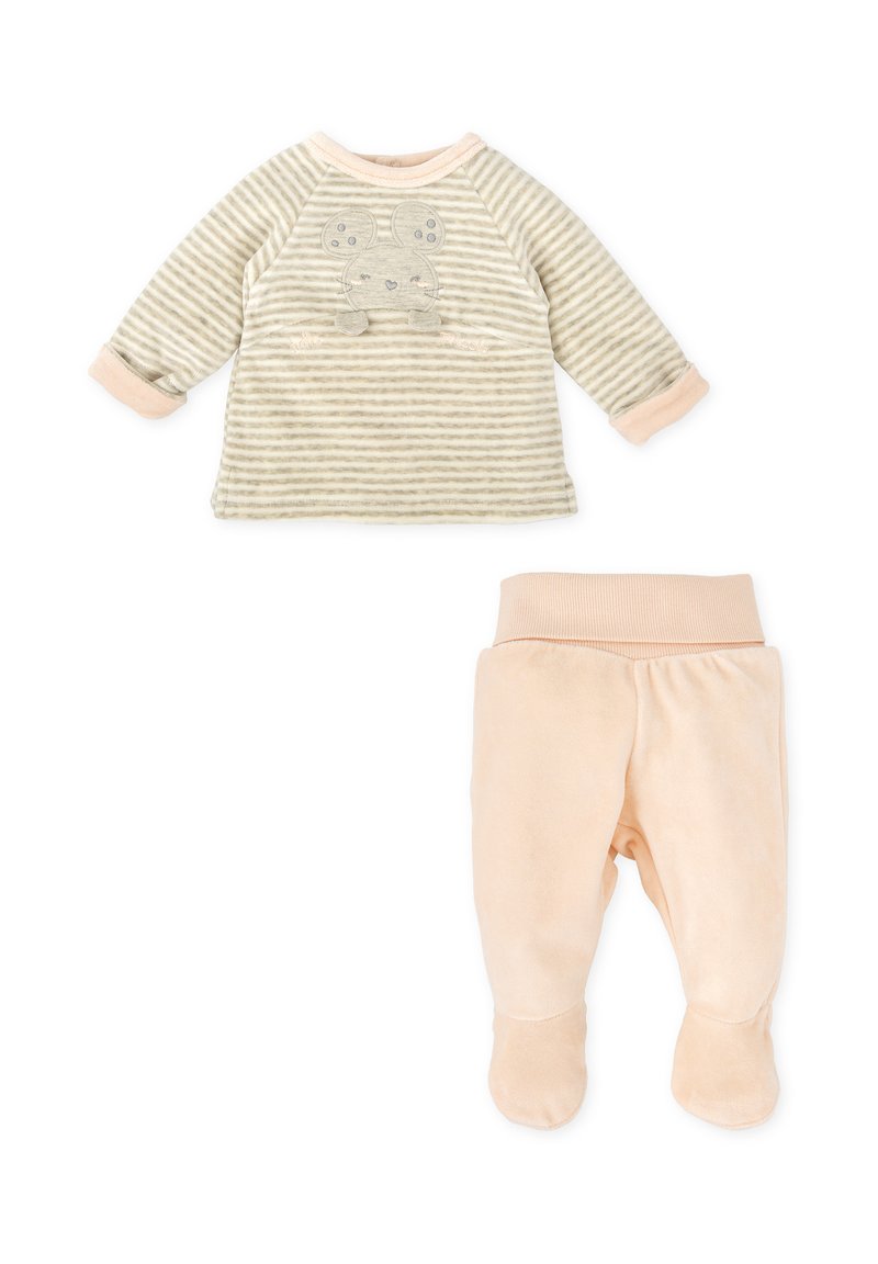 Top de tela suave a rayas en beige con acentos en rosa claro y un gráfico de ratón, combinado con pantalones rosas claros de pie.
