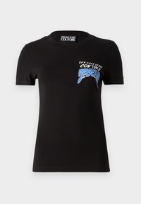 T-shirt in cotone nero con maniche corte, scollatura a girocollo e stampa grafica con testo blu e bianco sul lato sinistro.