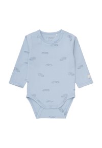 Lichtblauwe langemouwen romper met een herhaald autoprint in een donkerdere blauwe kleur. Gemaakt van zachte stof met drukknopen aan de onderkant.