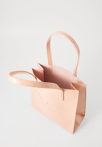 Rosa faux skinn tote bag med to h�åndtak, strukturert form og preget "Ted Baker London"-logo foran. To indre lommer synlige.