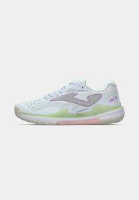 Scarpa sportiva bianca con upper in rete, dettagli verde chiaro e logo lavanda. Presenta una suola texturizzata e un colletto imbottito.