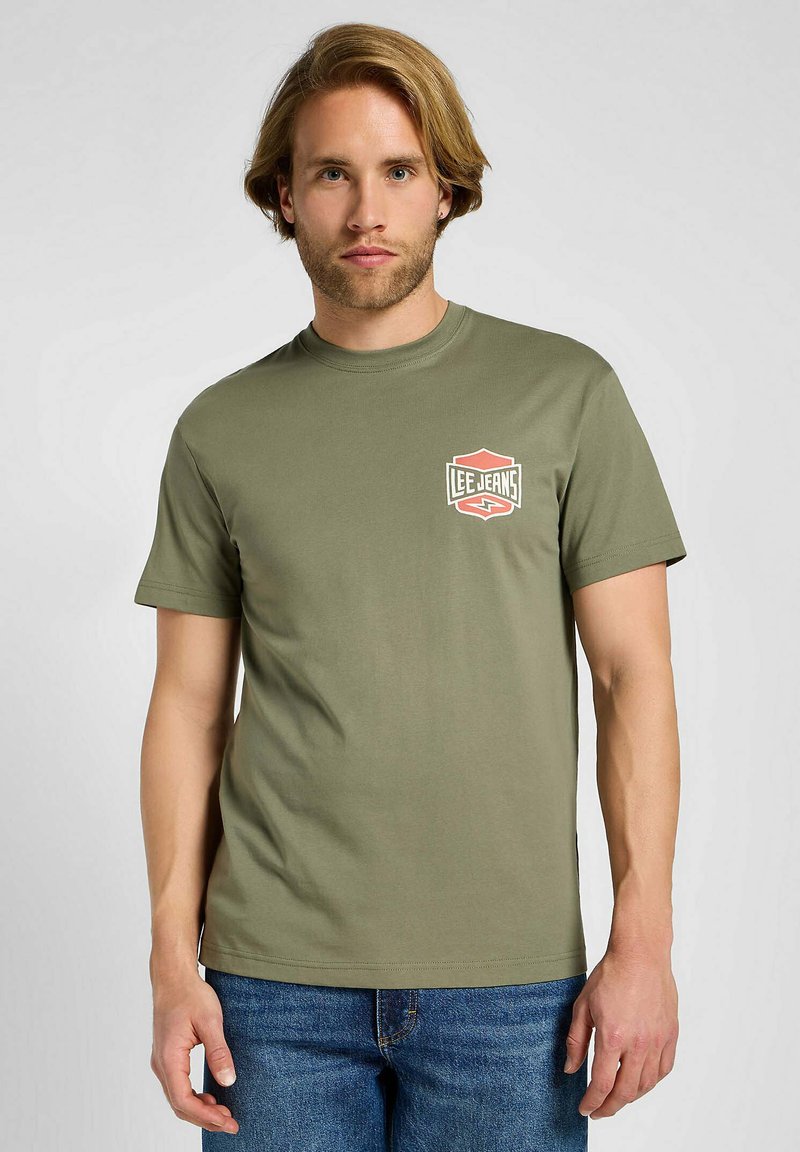 Oliwkowa bawełniana koszulka z okrągłym dekoltem, krótkim rękawem i małym czerwono-białym logo "Lee Jeans" po lewej stronie na klatce piersiowej.