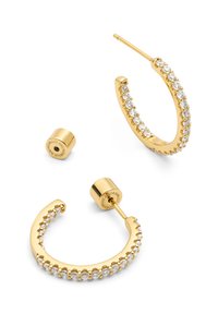 Pendientes de aro de oro con un diseño curvado, acentuados por una fila de cristales transparentes. Incluyen un respaldo cilíndrico para un cierre seguro.
