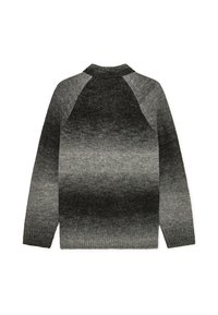 Pulover cu gradient gri, cu guler înalt, manșete și tiv cu textură în dungi. Țesătura texturată trece de la gri deschis la gri închis.