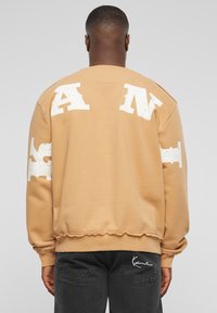 Karl Kani - SMALL SIGNATURE DISTRESSED OS CREW - Mikina - sand Miniatura obrázku 1