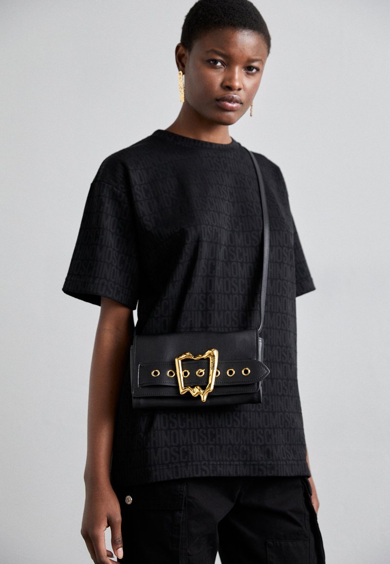 MOSCHINO MORPHED BUCKLE - Sac bandouli?�re - black/noir - ZALANDO.FR