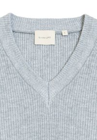 Maglione grigio a coste con scollo a V, con etichetta "GIANNI LUPO" e taglia "L", realizzato in materiale lavorato a maglia testurizzato.
