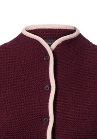 Burgunderfarbener Strickcardigan mit strukturiertem Oberflächen, ausgestattet mit einem hellrosa Besatz und sechs schwarzen Knöpfen zum Verschließen.