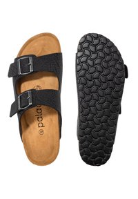 Zwarte slipper sandalen met twee verstelbare gespen, een leren-achtige bovenkant met textuur en een gevoerd voetbed. De rubberen zool heeft een gepattern design.