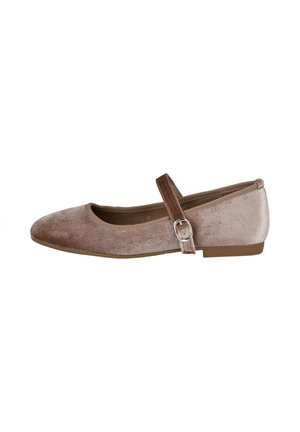 Zapatos planos Mary Jane de terciopelo en suave taupe, con punta redonda, una sola correa con un hebilla metálica y una suela de goma baja.