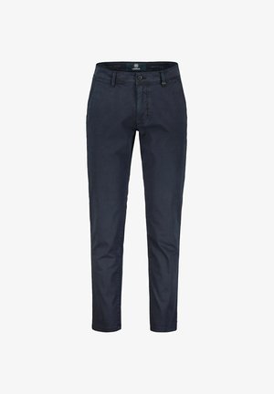 Marineblaue, schmal geschnittene Herrenhose mit Gürtelschlaufen, vorderem Knopf, Reißverschluss und Seitentaschen vor weißem Hintergrund.