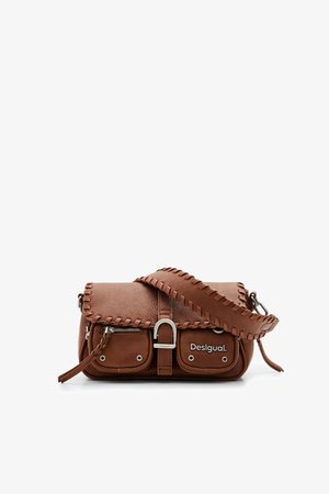 Sac en bandoulière en cuir marron avec une surface texturée, une bandoulière tressée, deux poches avant, une fermeture zippée et des détails de marque.