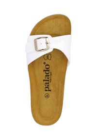 Sandalo bianco scivoloso con finitura lucida, una sola fascia larga e una fibbia in metallo. Soletta in finta suede marrone con logo nero. Suola piatta.
