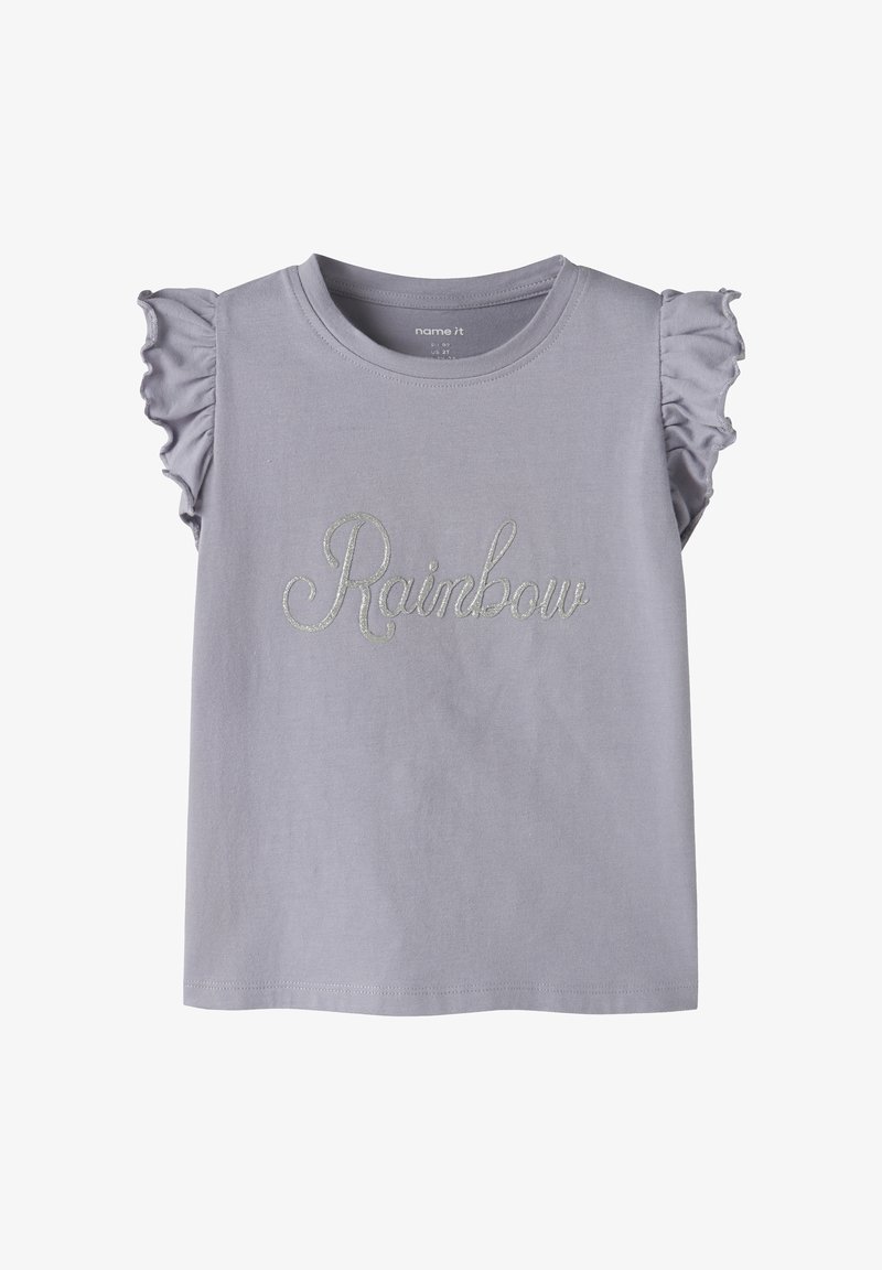 Chemise lilas à manches courtes pour tout-petit avec des manches volantées et le mot "Rainbow" brodé en fil pailleté cursif sur le devant.