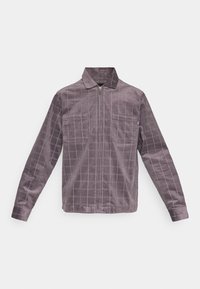 Chaqueta de pana morada con cierre de cremallera, que presenta un patrón de cuadros, cuello puntiaguado y dos bolsillos en el pecho. Textura suave y mangas largas.