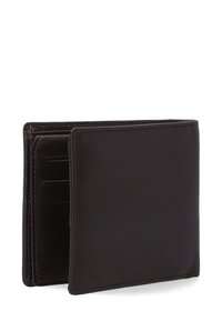 Hnědá kožená peněženka s bi-fold designem, která obsahuje více přihrádek na karty a má hladký povrch. Šité okraje pro zvýšení odolnosti.