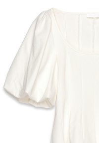 Blusa bianca con maniche corte a sbuffo, cuciture verticali testurizzate e scollatura ampia. Realizzata in un tessuto morbido con una finitura liscia.