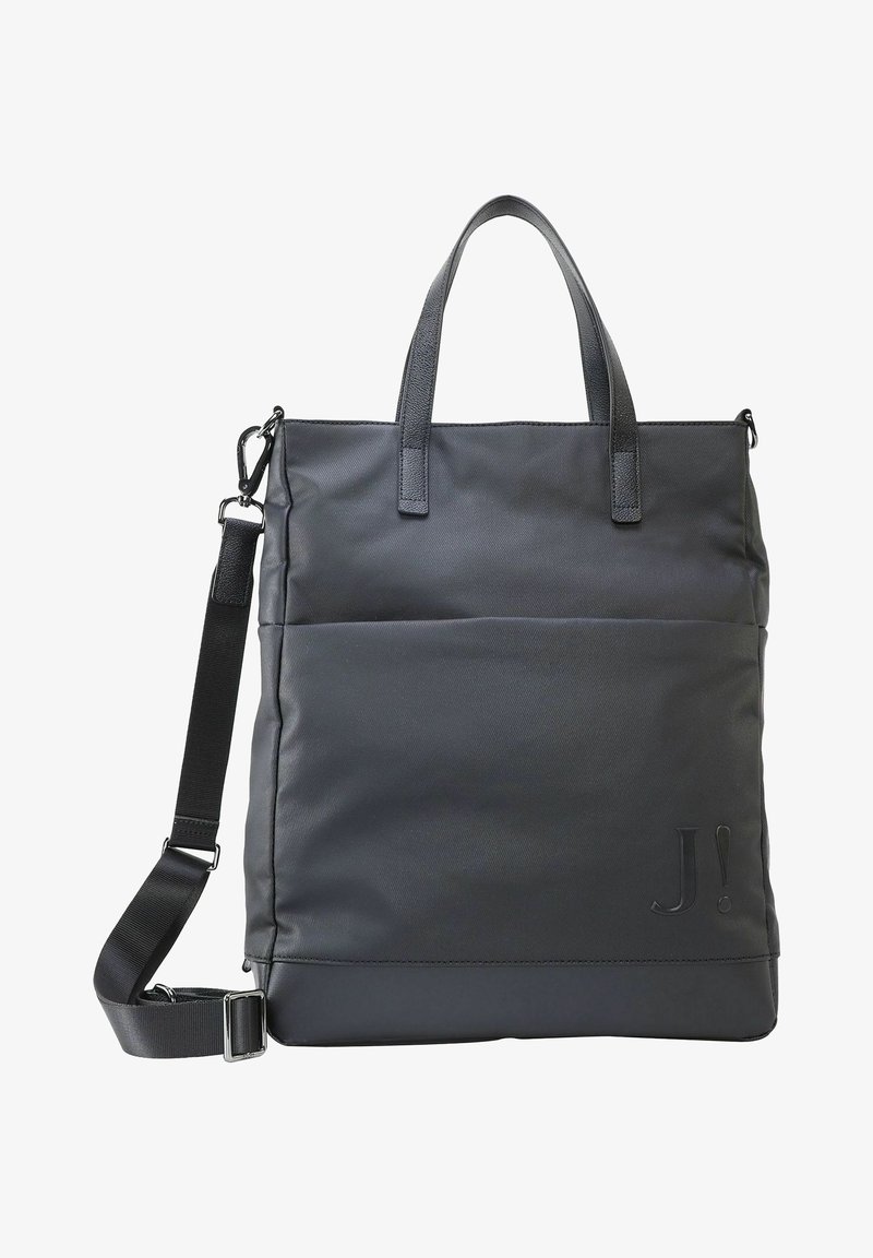 Sac fourre-tout noir en nylon avec des poignées doubles, une sangle réglable et une poche avant avec un logo en relief. Texture lisse et robuste dans l'ensemble.