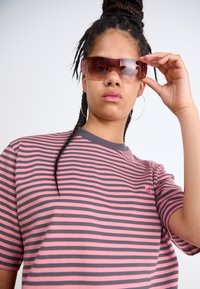 Carhartt WIP VERNER - Printtipaita - graphite/dusty rose