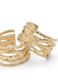 Ohrstecker aus goldfarbenem Metall mit einem strukturierten, organischen Design, das überlappende Bänder und ausgeschnittene Bereiche zeigt und einen modernen, geschichteten Effekt erzeugt.