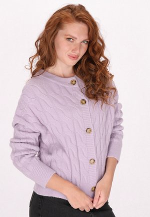 Lila Kabelstrick-Cardigan mit Rundhalsausschnitt, langen Ärmeln und vier Holzknöpfen vorne. Weiche Textur mit gerippten Bündchen.