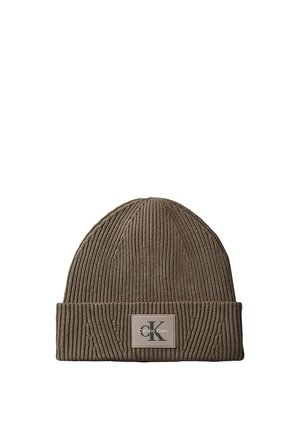 Braune gerippte Strickmütze mit umgeschlagenem Rand und rechteckigem Calvin Klein Logo-Patch in der Mitte.