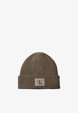 Braune gerippte Strickmütze mit umgeschlagenem Rand und rechteckigem Calvin Klein Logo-Patch in der Mitte.