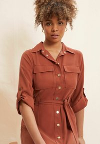 Friends Like These UTILITY BELTED LONG SLEEVE  - Päevakleit - red
