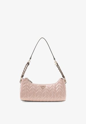Sac à bandoulière rose clair matelassé avec une bandoulière chaîne et cuir, ferrures dorées, fermeture éclair, et petit logo triangulaire Guess sur le devant.