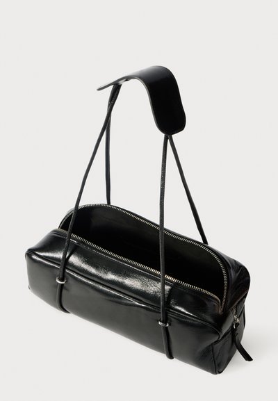 Borsa nera in pelle con forma rettangolare, dotata di chiusura con zip, due manici lunghi e una texture liscia e lucida.